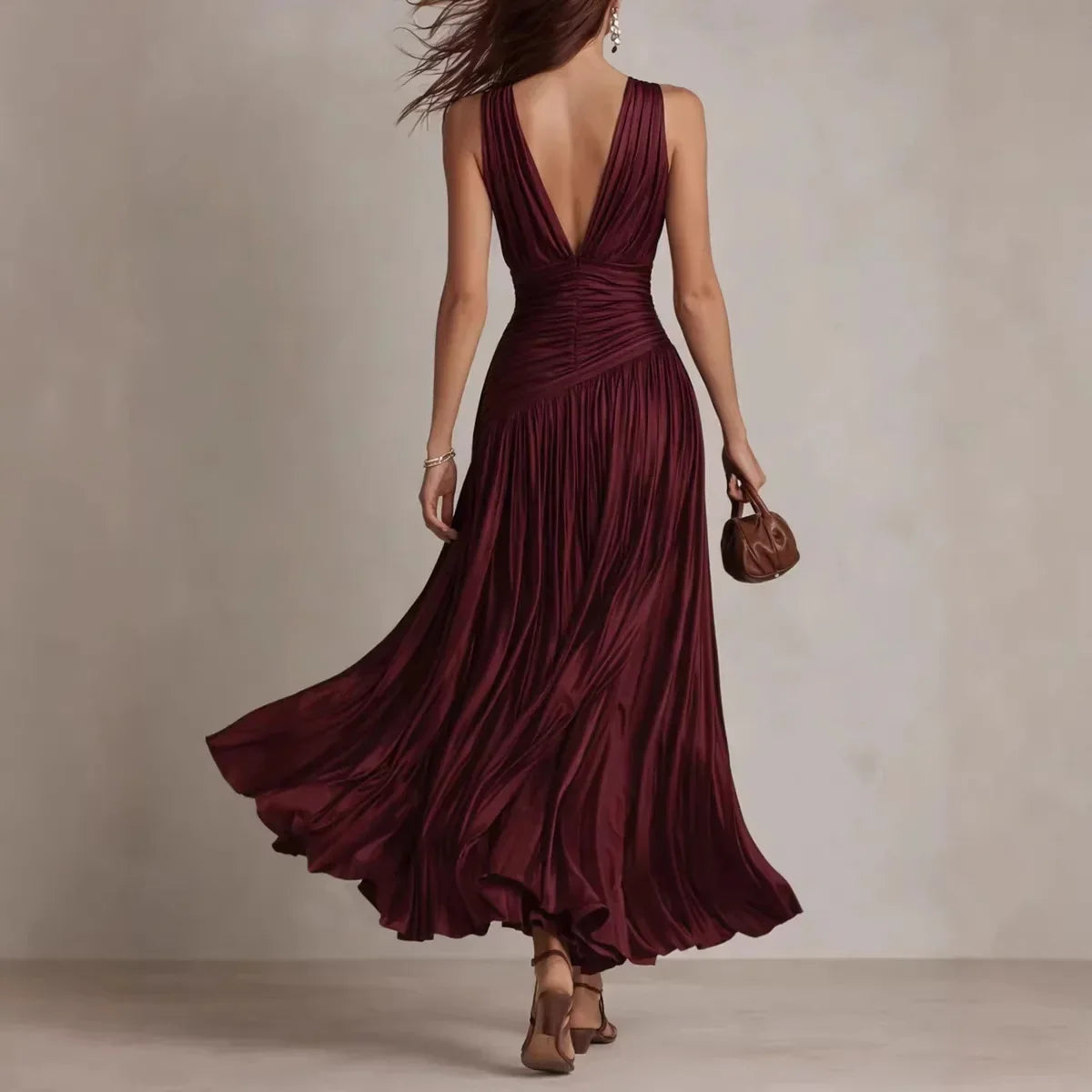 Cordelia | Vestido largo plisado con escote en V y espalda descubierta