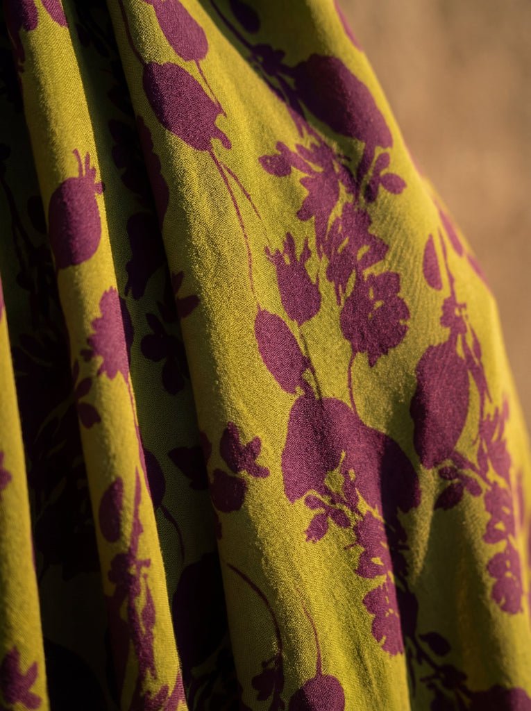 Inés | Vestido largo estampado con escote cruzado y mangas abullonadas